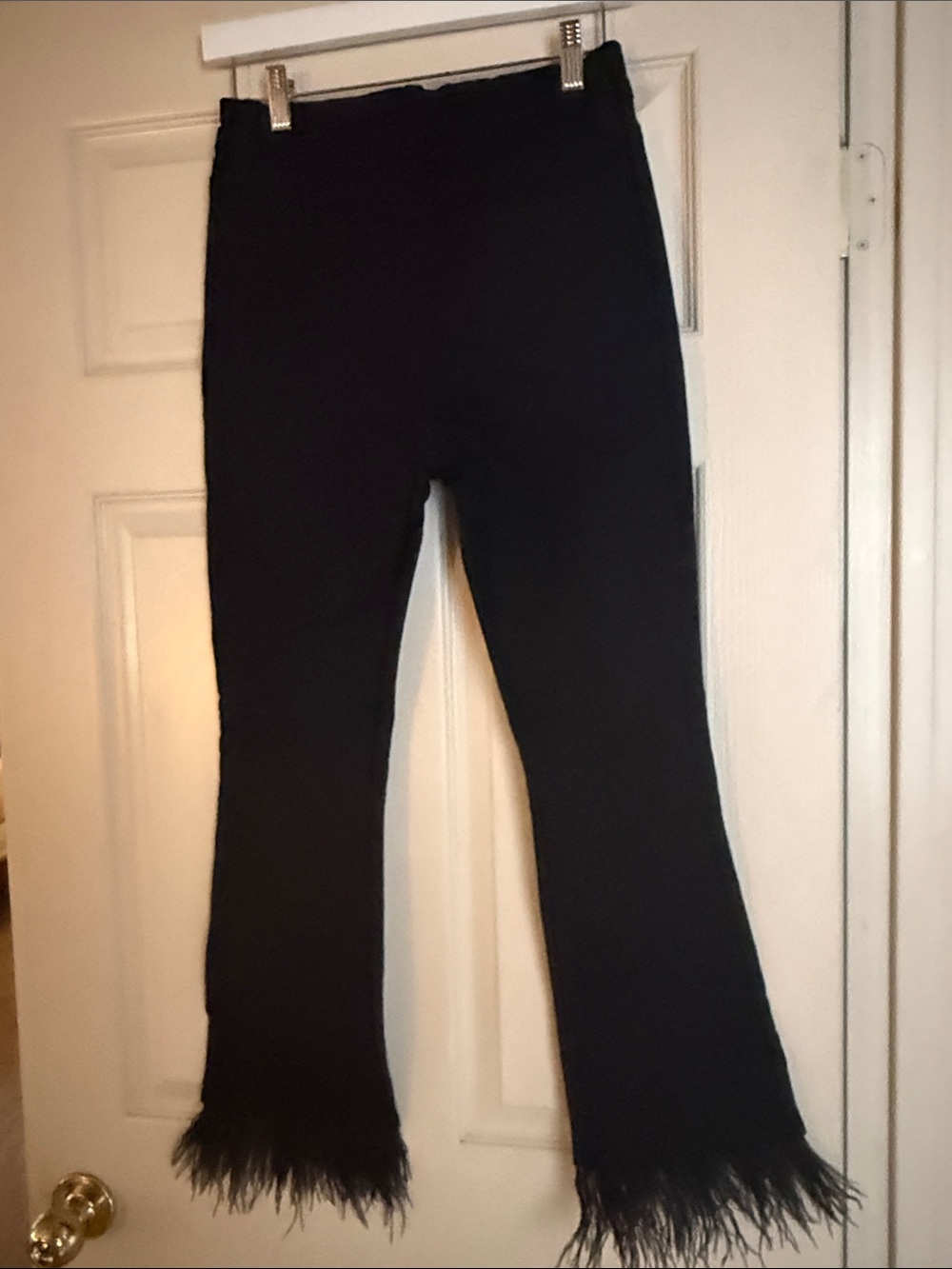 Lulu's Black Ankle Cropped Jeans with Feather Hem - Picture 5 of 9